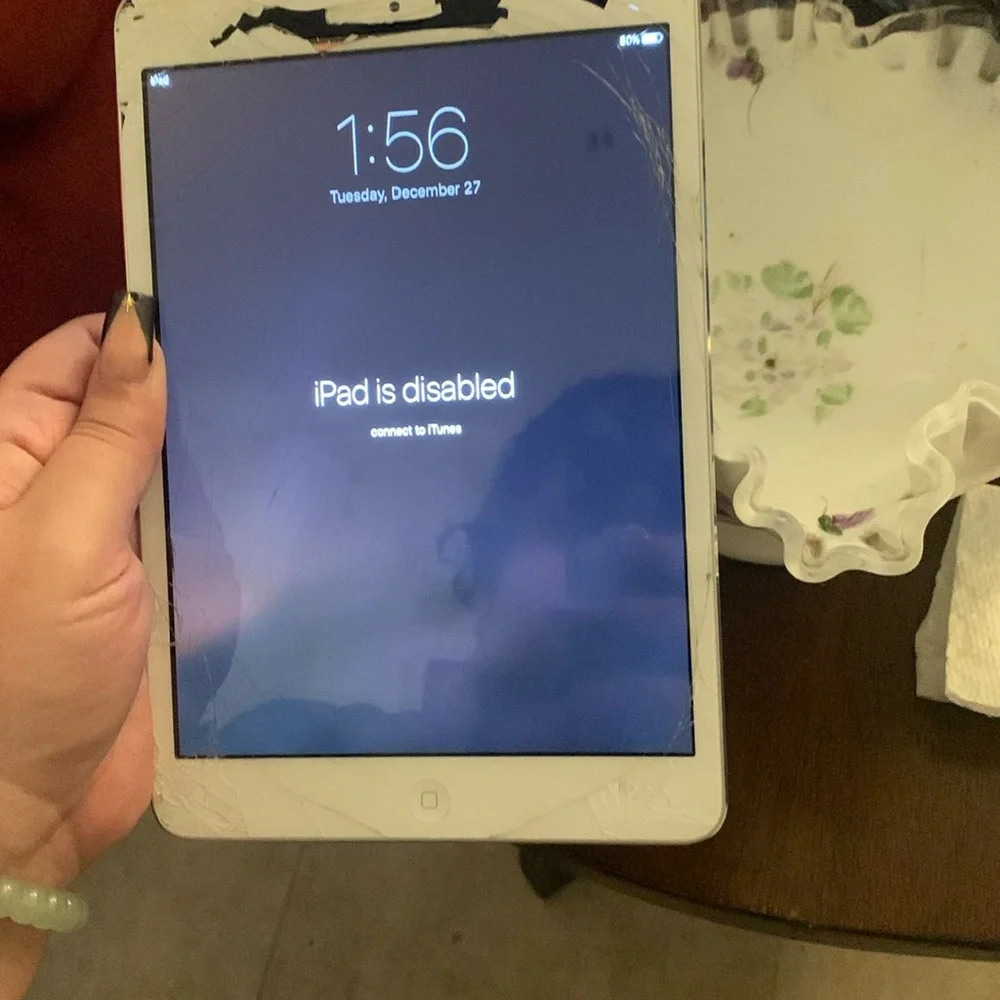 iPad needs to be unlocked cracked screen doesn’t come with chargers